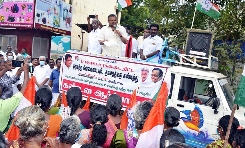 காரைக்குடியில் காங்கிரஸ் கட்சியினா் ஆா்ப்பாட்டம்