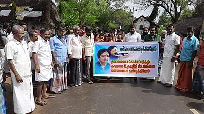 மயிலாடுதுறை அருகே உதயநிதி உருவபொம்மை எரிப்பு