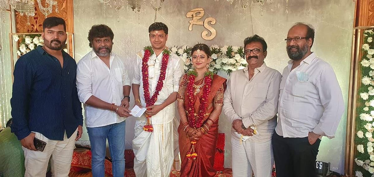 இணை இயக்குநரைத் திருமணம் செய்தார் நடிகை கயல் ஆனந்தி (படங்கள்)