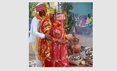 ஒரே மேடையில் 2 காதலிகளை திருமணம் செய்த சத்தீஸ்கர் இளைஞர்