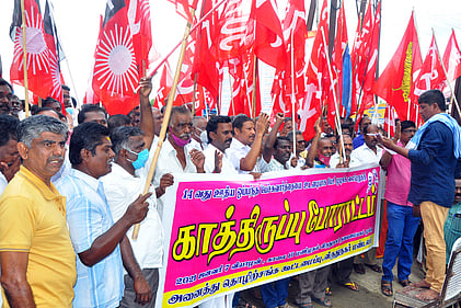விருதுநகரில் போக்குவரத்து தொழிலாளா்கள் காத்திருப்பு போராட்டம்