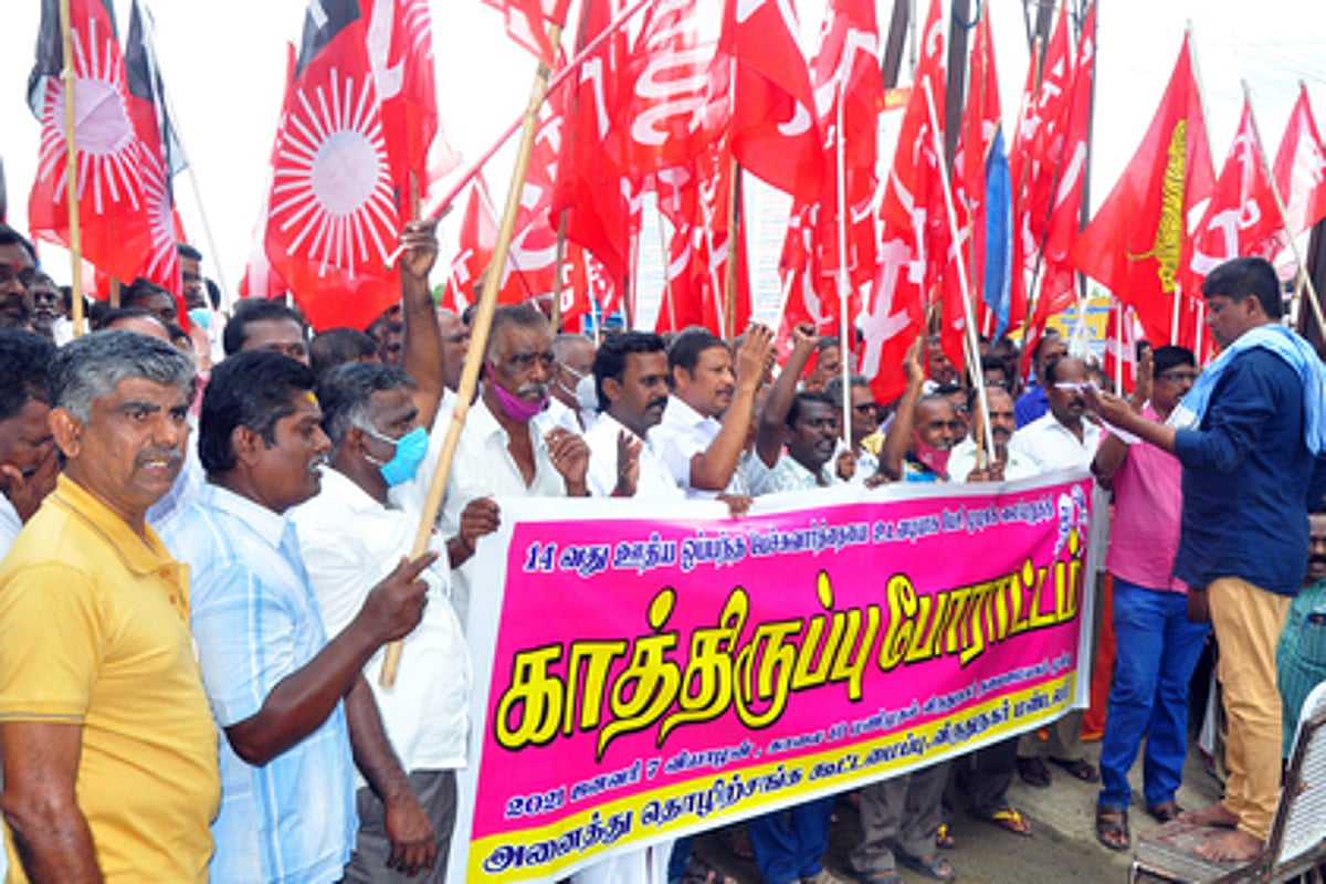விருதுநகரில் போக்குவரத்து தொழிலாளா்கள் காத்திருப்பு போராட்டம்