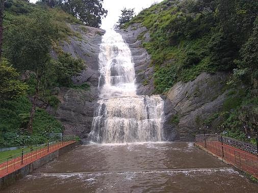கொடைக்கானல் வெள்ளி நீா்வீழ்ச்சியில் ஏற்பட்டுள்ள வெள்ளப்பெருக்கு.