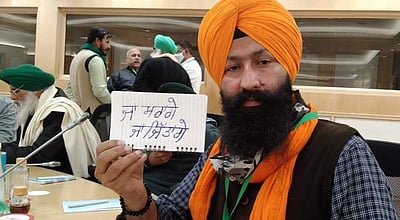 ‘வெற்றி பெறுவோம் அல்லது உயிரை விடுவோம்’: பதாகைகளுடன் பேச்சுவார்த்தையில் பங்கேற்ற விவசாயிகள்