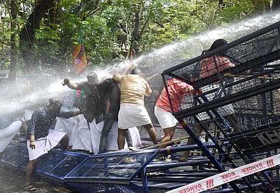 கேரள பேரவைத் தலைவருக்கு எதிராக பாஜக ஆர்ப்பாட்டம்: காவல்துறை விரட்டியடிப்பு