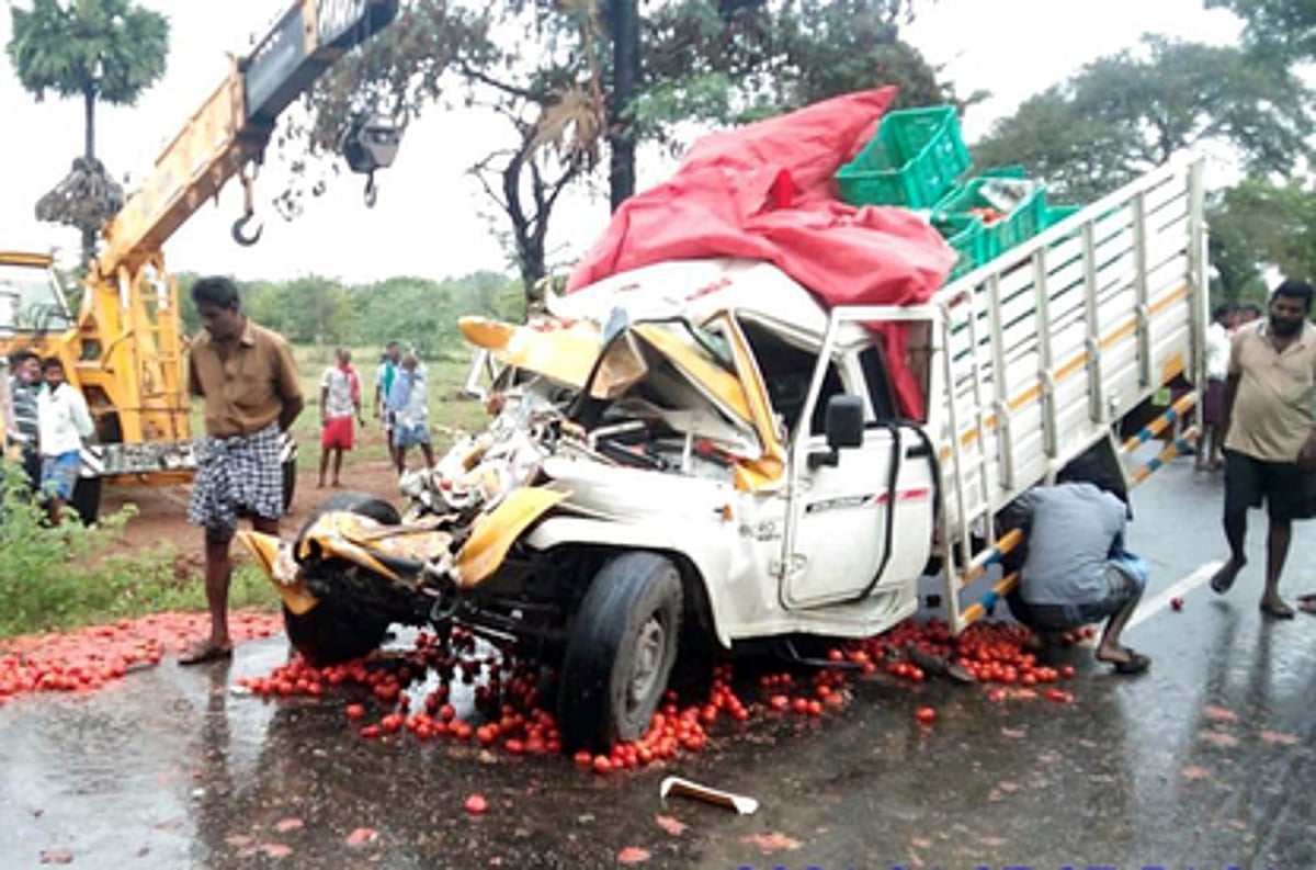 லாரி - சரக்கு வேன் மோதி விபத்து: ஓட்டுநா் படுகாயம்