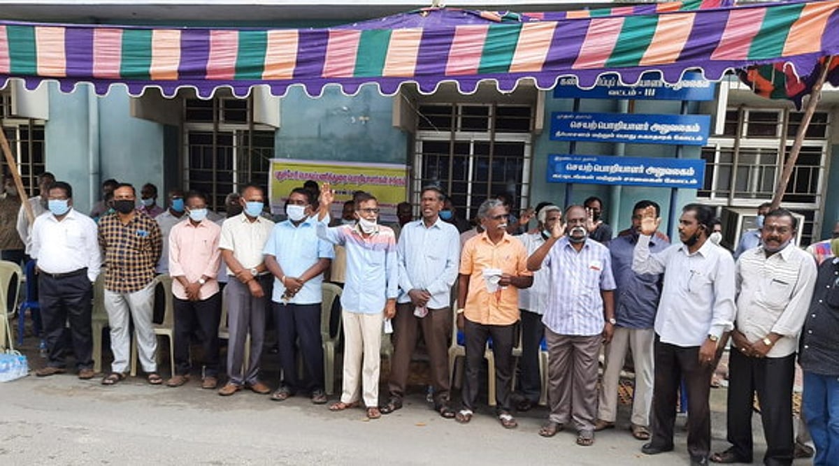 பொதுப்பணித்துறை பொறியாளா்கள் தா்னா