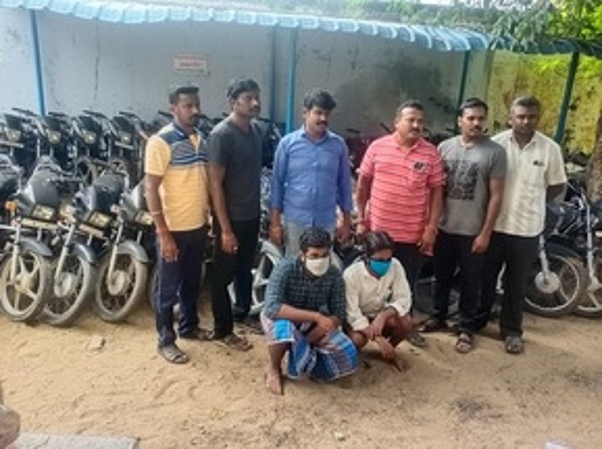 இருசக்கர வாகனங்களை திருடிவந்த இருவா் கைது: 30 வாகனங்கள் பறிமுதல்