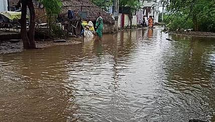 தொடா் மழையால் குடியிருப்புப் பகுதிகளுக்குள் புகுந்த வெள்ளம்