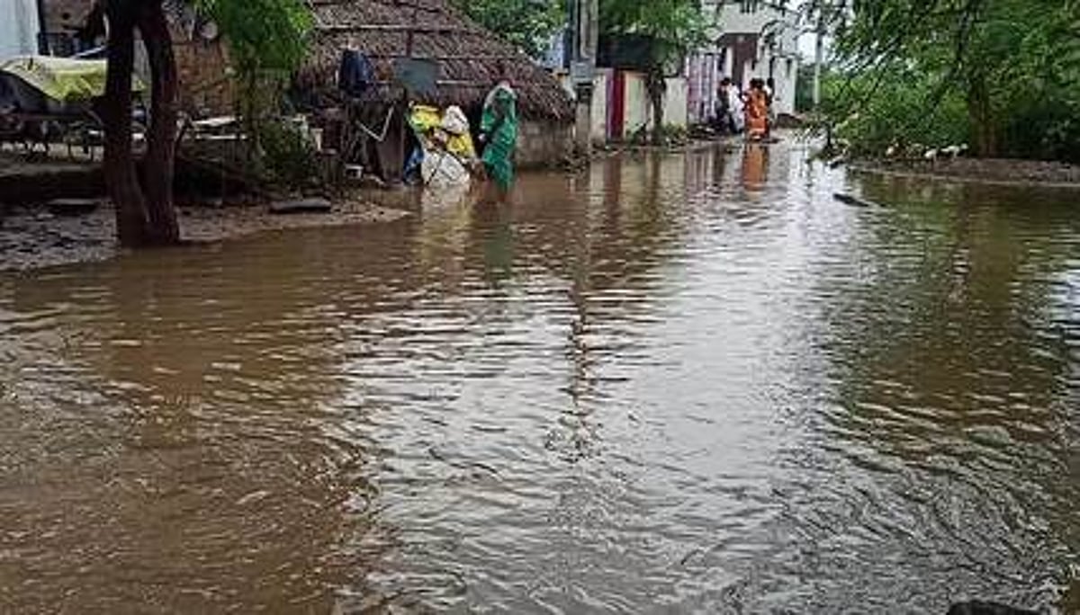 தொடா் மழையால் குடியிருப்புப் பகுதிகளுக்குள் புகுந்த வெள்ளம்