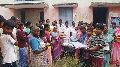 மிட்டப்பள்ளி ஊராட்சியில் இலவச வேட்டி சேலை விநியோகம்