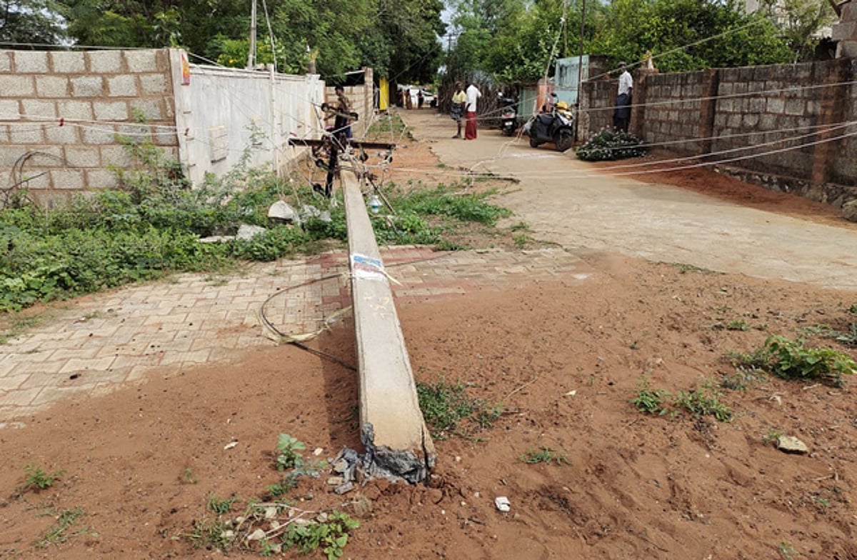 சாத்தான்குளம் அருகே மின்கம்பம் முறிந்தது: உயிா்ச்சேதம் தவிா்ப்பு