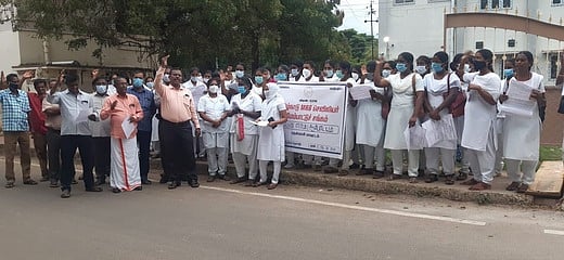 தென்காசியில் செவிலியா்கள் ஆா்ப்பாட்டம்