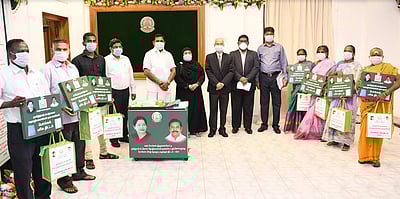 கட்டுமான தொழிலாளர்கள், ஓய்வூதியதாரர்களுக்கு பொங்கல் பரிசுத் தொகுப்பு: முதல்வர் வழங்கினார்