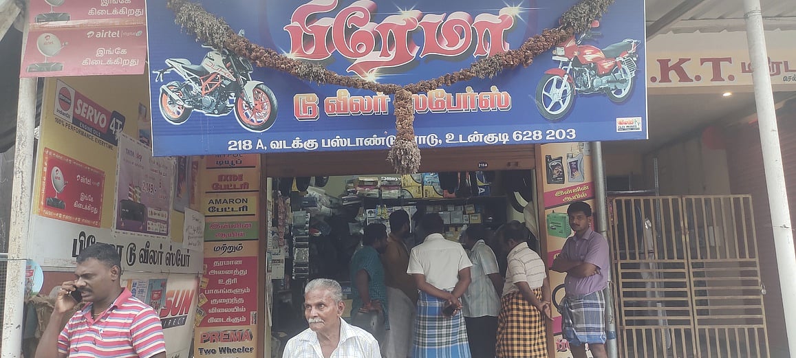 உடன்குடியில் 2 கடைகளில் திருட்டு