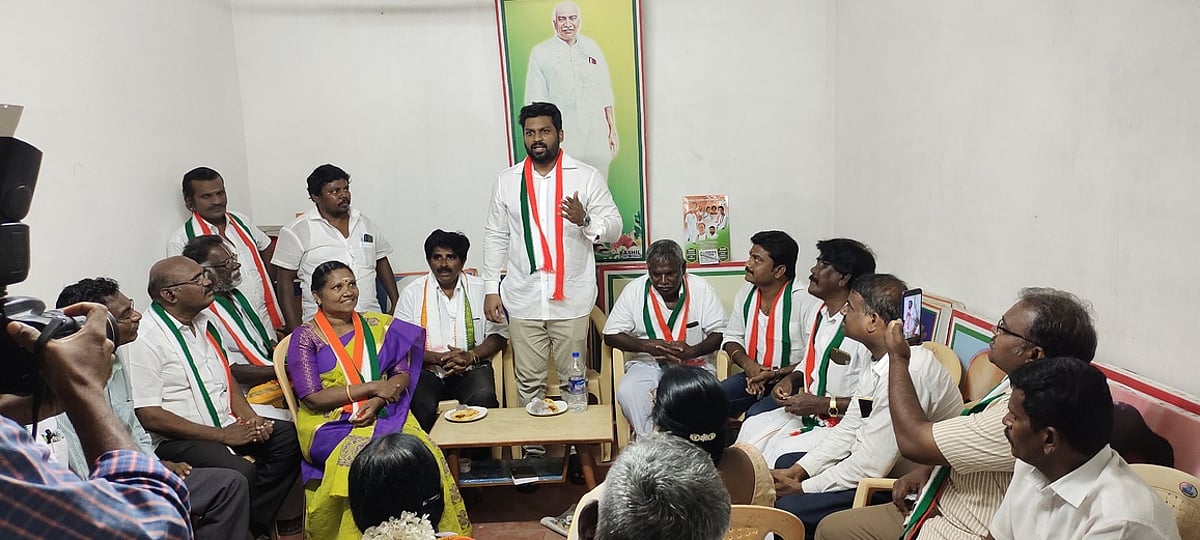 தூத்துக்குடி மாவட்டத்தில் காங்கிரஸ் சாா்பில் நல உதவிகள்