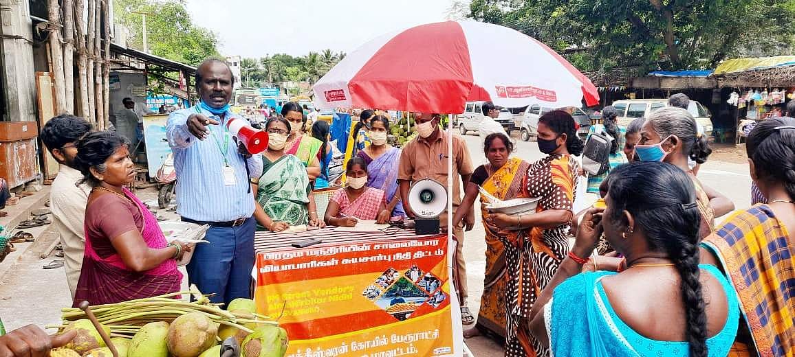 சாலையோர வியாபாரிகளுக்கு சாலை ஓரத்திலேயே முகாமிட்டு வங்கிக்கடன் மேளா