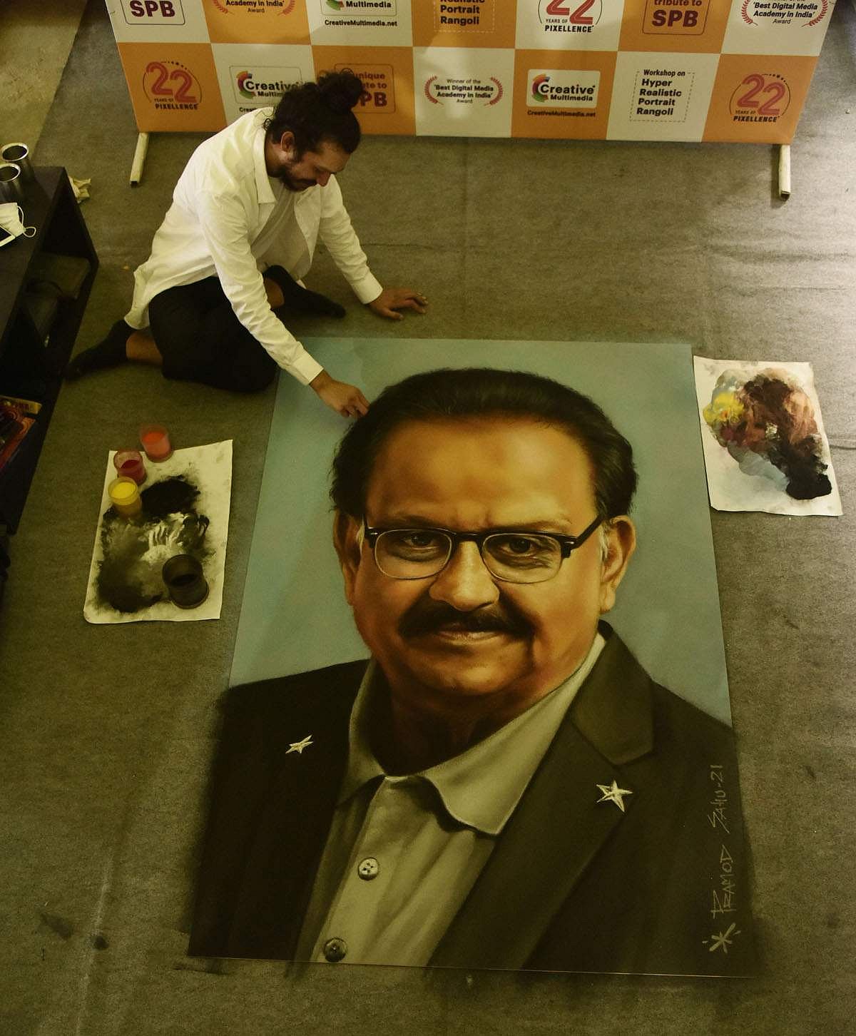 ஹைதராபாத்தில் ரங்கோலி கலைஞரான பிரமோத் சாஹுவால் பல வண்ணங்களைக் கொண்டு, மறைந்த பிரபல பின்னணி பாடகர் எஸ்.பி.பாலசுப்பிரமணியம், உருவத்தை ஓவியமாகத் தீட்டியுள்ளனர்.