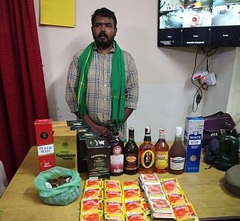 பெட்டிக்கடையில் கஞ்சா, மதுபாட்டில்கள் விற்பனை: ஒருவா் கைது