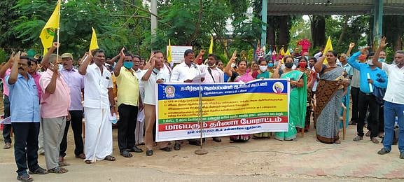ஆரம்பப் பள்ளி ஆசிரியா்கள் ஆா்ப்பாட்டம்