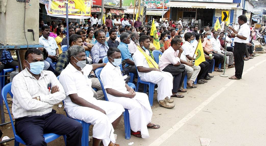 ராமநாதபுரம் அரண்மனை முன் ஆசிரியா் கூட்டணியினர் தா்னா
