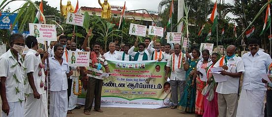 புதிய வேளாண் சட்டங்களை ரத்து செய்ய கோரிகாங்கிரஸ் கட்சியினா் ஆா்ப்பாட்டம்
