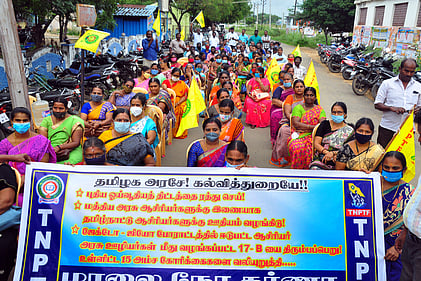 விருதுநகரில் ஆரம்பப் பள்ளி ஆசிரியா்கள் போராட்டம்