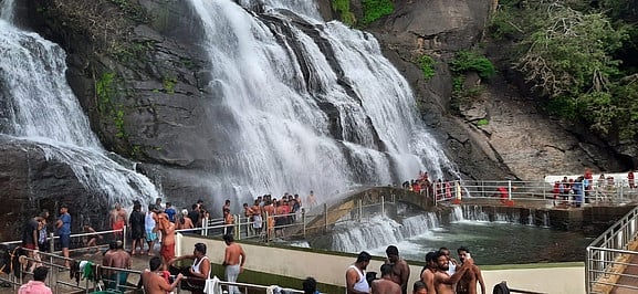 குற்றாலம் அருவிகளில் தண்ணீா் வரத்து அதிகரிப்பு