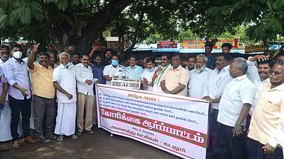 கல்லூரிகளில் சேர முடியாமல் மாணவா்கள் தவிப்பு : அனைத்துக் கட்சியினா் ஆா்ப்பாட்டம்