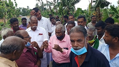 நிலம் கையகத்துக்கு குறைந்த இழப்பீடு: விவசாயிகள், கிராம மக்கள் போராட்டம்