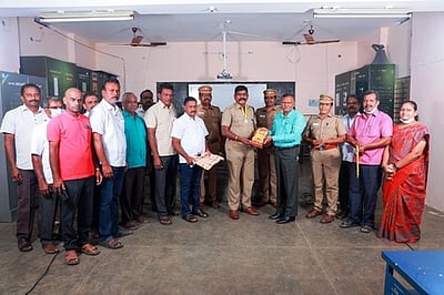 ஊத்தங்கரை காவலா்களுக்கு காக்கும் கரங்கள் விருது