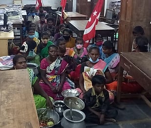 வட்டாட்சியா் அலுவலகத்தில்பழங்குடியினா் குடியேறும் போராட்டம்