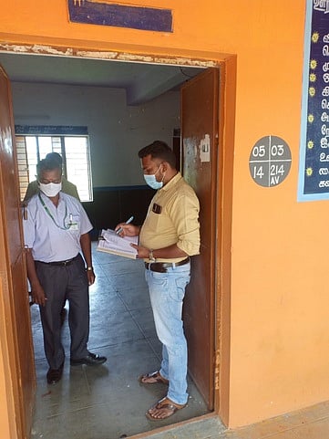 வாக்குப்பதிவு மையங்களில் அதிகாரிகள் ஆய்வு