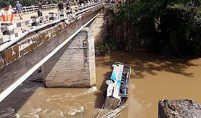 மேகாலய ஆற்றில் பேருந்து கவிழ்ந்து விபத்து: பலி 8 ஆக உயர்வு!