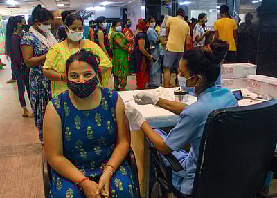 இதுவரை 89.67 கோடி தடுப்பூசிகள் செலுத்தப்பட்டுள்ளதாக மத்திய அரசு தகவல்