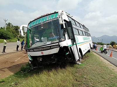 நாமக்கல்லில் சாலையில் கவிழ்ந்த சொகுசு பேருந்து