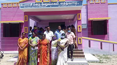 லத்துவாடி ஊராட்சியில் வாா்டு உறுப்பினா்கள் தா்னா