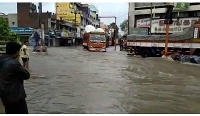 பள்ளிப்பாளையத்தில் கனமழை: சாலைகளில் வெள்ளப்பெருக்கு