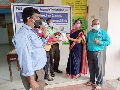 அரசு பள்ளிகளுக்கு முகக்கவசம், கிருமிநாசினி, தெர்மா கருவிகள் மாவட்ட முதன்மைக் கல்வி அலுவலர் வழங்கல்