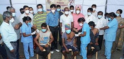 தடுப்பூசி செலுத்திக் கொண்டவா்கள் எண்ணிக்கையை 70% உயா்த்த தீவிரம்