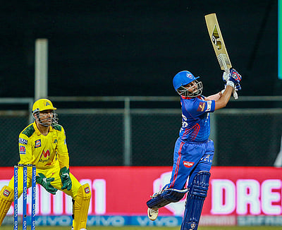 பவர் பிளேவில் மிரட்டல்: டெல்லிக்குப் பிரித்வி; சென்னைக்கு ஹேசில்வுட்