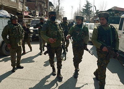 ஜம்மு - காஷ்மீரில் தீவிரவாதிகள் தாக்குதல்: ராணுவ அதிகாரி உள்பட 5 வீரர்கள் பலி