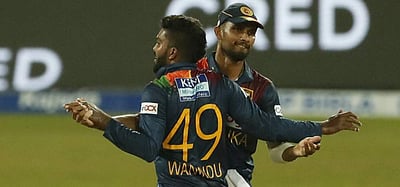 ஐபிஎல்: ஆர்சிபி அணியிலிருந்து இரு இலங்கை வீரர்கள் விலகல்