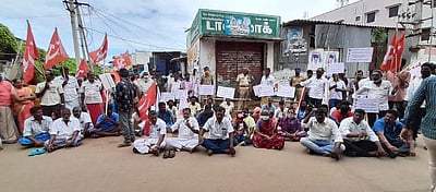 திருச்சி: டாஸ்மாக் கடையை அகற்றக்கோரி ஜனநாயக வாலிபர் சங்கத்தினர் தர்னா