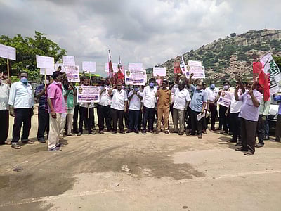 கிருஷ்ணகிரியில் தமிழ்நாடு அரசு நியாய விலைக் கடை பணியாளர்கள் ஆர்ப்பாட்டம்