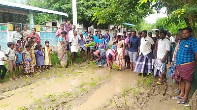 கீழையூர் அருகே சேறும் சகதியுமான சாலையில் கிராம மக்கள் நாற்று நடும் போராட்டம்