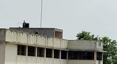 சீர்காழி அருகே அரசு மேல்நிலைப்பள்ளியில் ஆபத்தை உணராமல் தண்ணீர் தொட்டியை சுத்தம் செய்த மாணவர்கள்