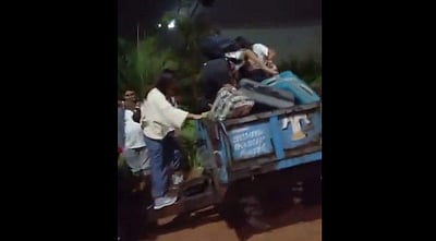 பெங்களூரு விமான நிலையத்தில் வெள்ளம்: விமானத்தை பிடிக்க டிராக்டரில் செல்லும் பயணிகள்