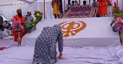 லக்கிம்பூரில் பலியான விவசாயிகளுக்கு இறுதி அஞ்சலி: பிரியங்கா காந்தி பங்கேற்பு