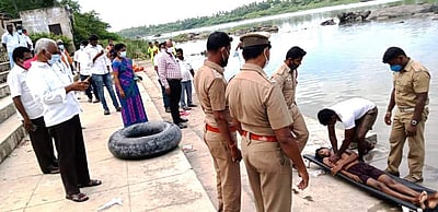 ஆற்றில் மூழ்கியவரை எவ்வாறு காப்பாற்றுவது? - காவேரிப்பட்டி அக்ரஹார பரிசல்துறையில் செயல்முறை விளக்கம் 